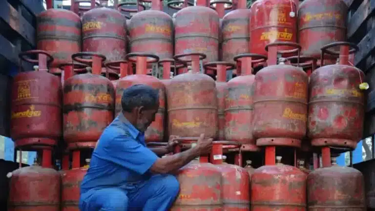 LPG Cylinder Prices: महिला दिवस के मौके पर पीएम मोदी का बड़ा तोहफा, घरेलू गैस सिलेंडर की कीमत में भारी कटौती