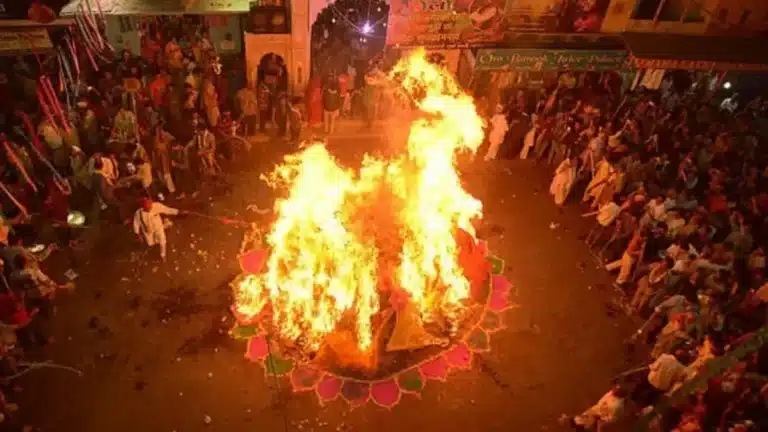 Holi 2024: इस साल किस दिन मनाई जाएगी होली? जानिए होलिका दहन का शुभ मुहूर्त और पूजन का तरीका