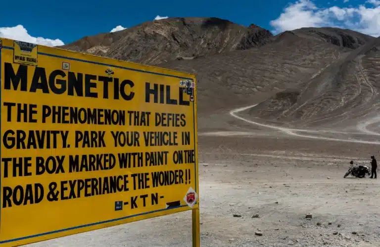 Magnetic Hill In Ladakh: यहां बंद गाड़ी भी बढ़ने लगता है आगे, जानिए क्या है इस जगह का रहस्य?