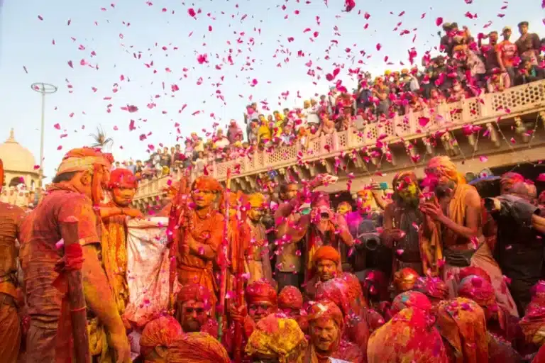 Holi 2024: इस होली पर करें मथुरा-वृंदावन की सैर, जानें कम खर्च में कैसे पहुंचे और कहां ठहरे